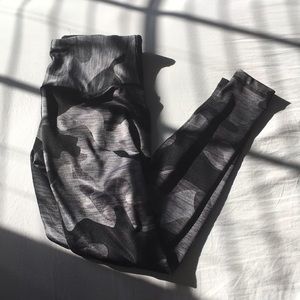 Old Navy Camo Black & Gray Leggings - XS